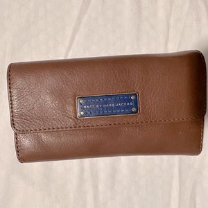 Tri fold wallet in pebbled leather